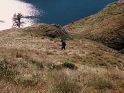 60 Scendendo per labili tracce e a vista verso i Laghi Gemelli